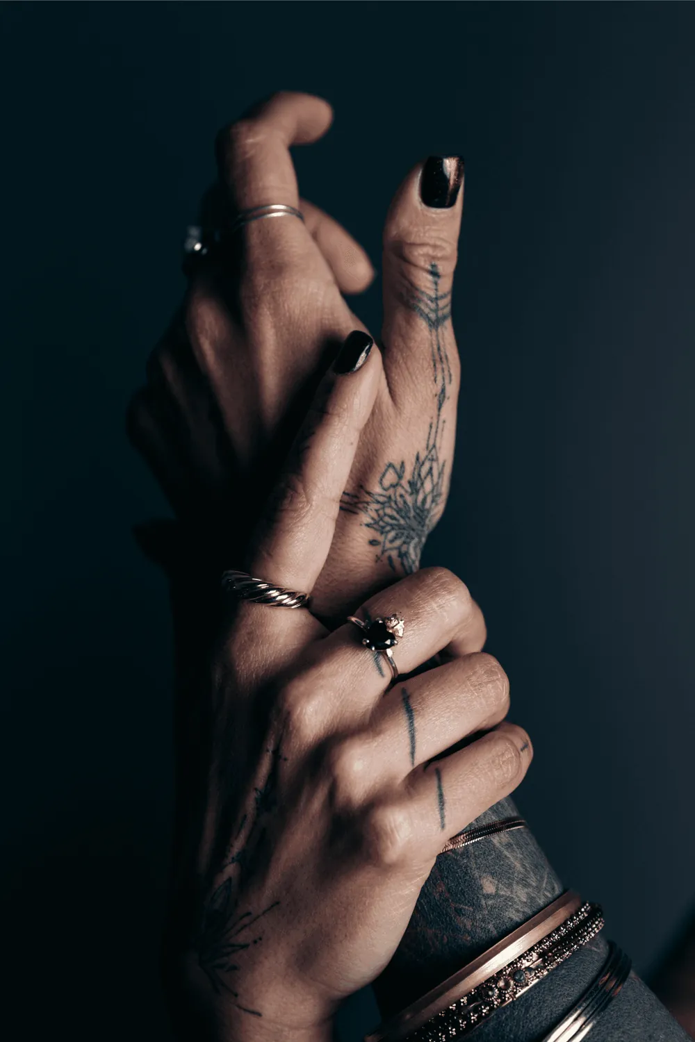 Feine Fineline-Tattoos an Hand und Fingern