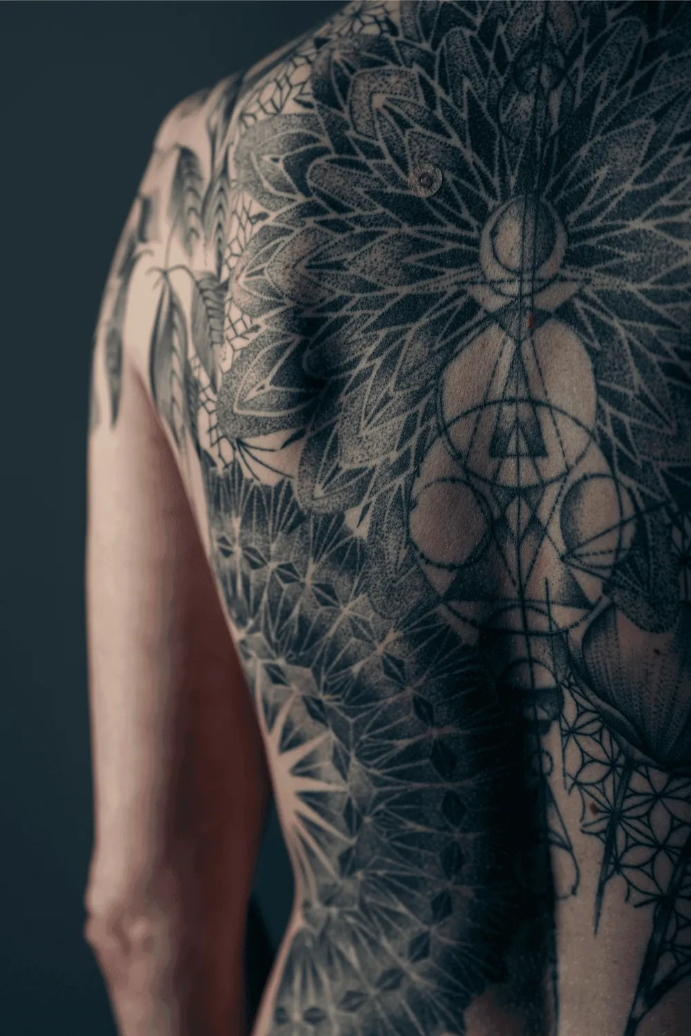 Großflächiges Dotwork-Tattoo mit geometrischen Ornamenten am Rücken