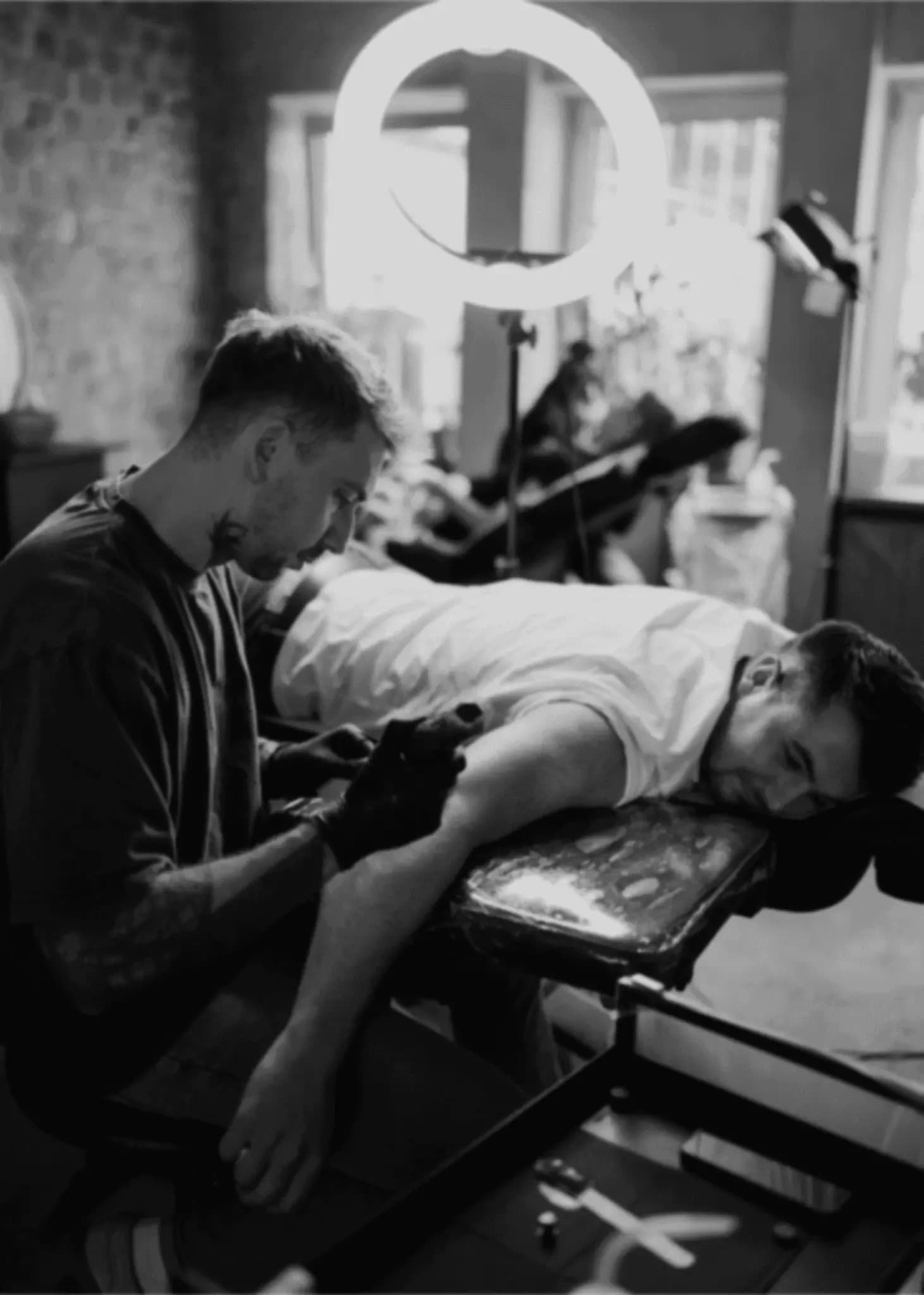 Patrick von PNT Tattoo tätowiert einen Kunden im Studio in Bielefeld