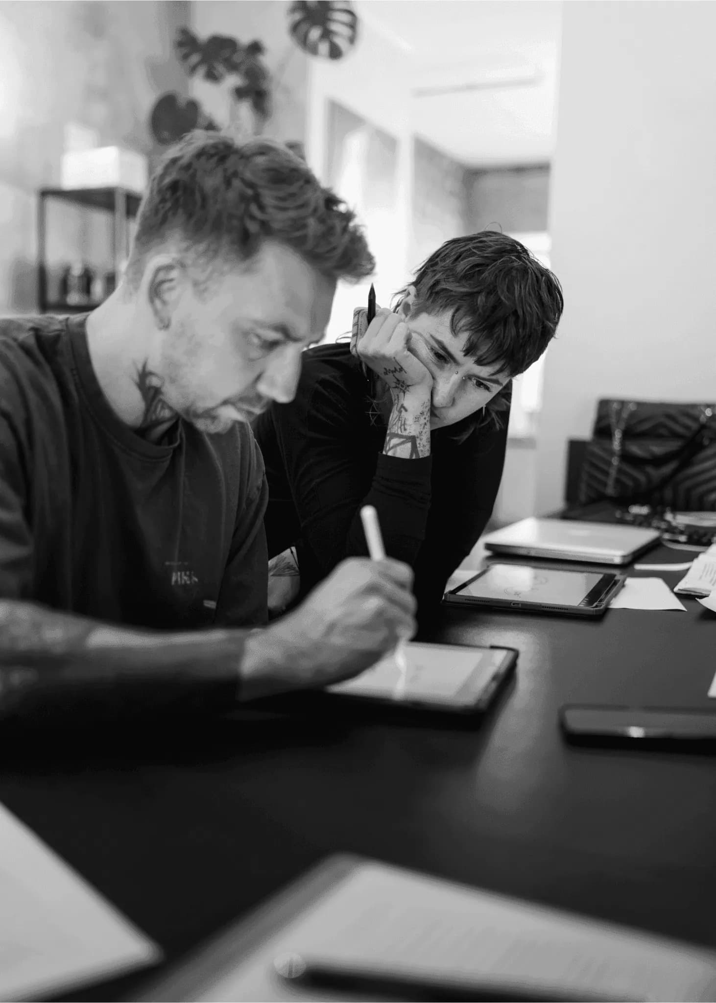 Patrick und Diane von PNT Tattoo beim Entwerfen eines Motivs am Tablet