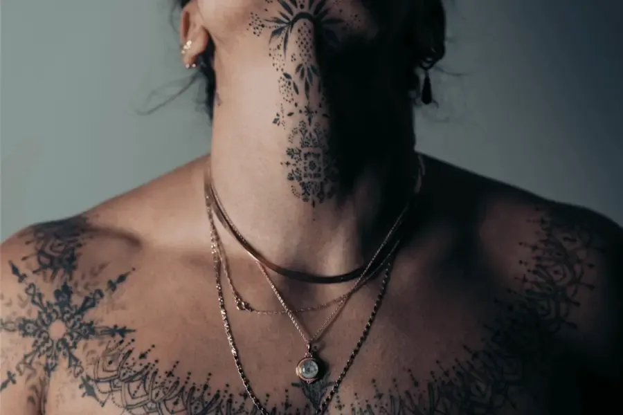 Filigrane Tattoos an Hals und Brust